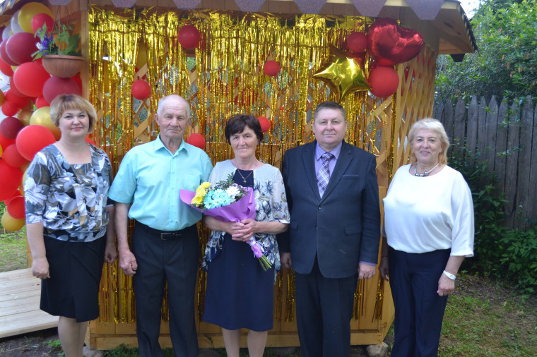 Золотую свадьбу отпраздновали Петр Афанасьевич и Тамара Павловна Ефимовы из Долговиц.