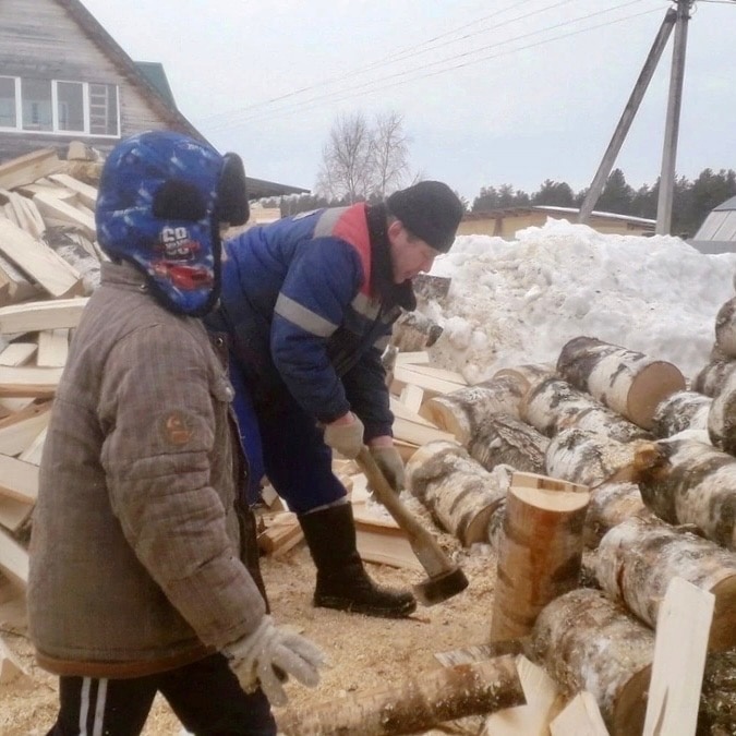 Владимир Дмитриевский, руководитель районного отделения Боевого братства продолжает помогать заготавливать дрова семье мобилизованного тарножанина.