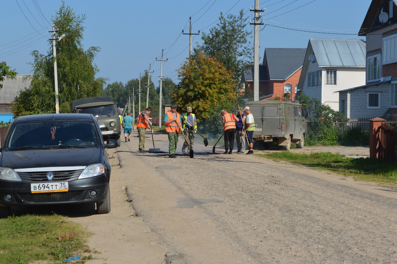 Продолжается ямочный ремонт асфальтового покрытия в с. Тарногский Городок.
