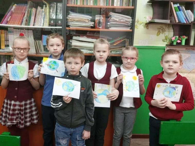 Четвёртая четверть в школах Тарногского округа началась с традиционной линейки и поднятия Государственного флага Российской Федерации..