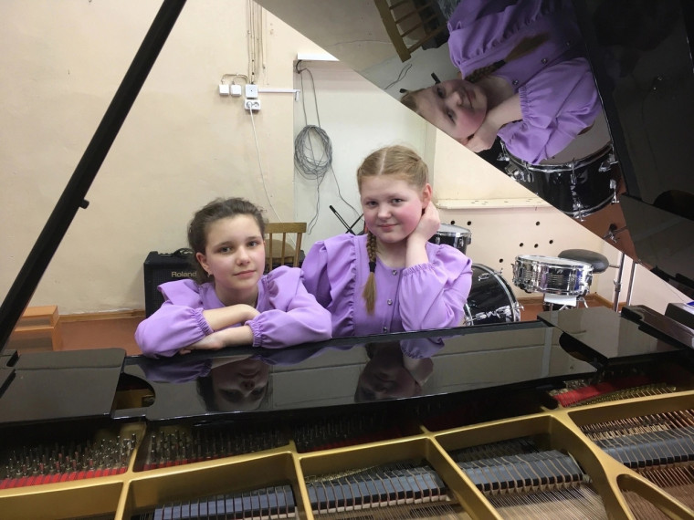 Учащиеся Тарногской школы искусств вернулись с Открытого регионального конкурса фортепианных ансамблей и концертмейстерского класса с блестящими результатами.